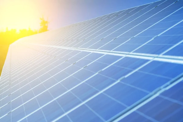 Paneles solares, fotovoltaicos, fuente alternativa ambientalmente f —  Fotos de Stock