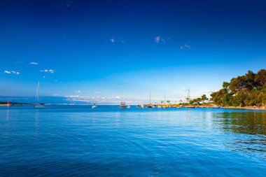 Harika romantik yaz manzara panorama kıyı şeridi deniz. Tekne