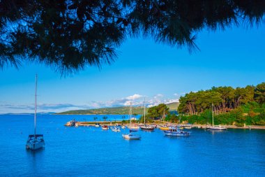 Harika romantik yaz manzara panorama kıyı şeridi deniz. Tekne