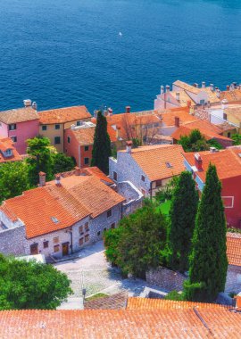 Adriyatik Denizi üzerinde antik kenti. Pişmiş toprak eski evler çatılar