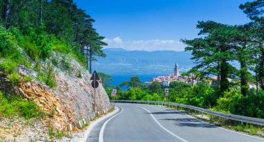 Harika romantik old town Adriyatik Denizi adlı yılan gibi yol. V