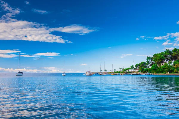 Maravilhoso romântico verão paisagem panorama litoral mar. Barco — Fotografia de Stock