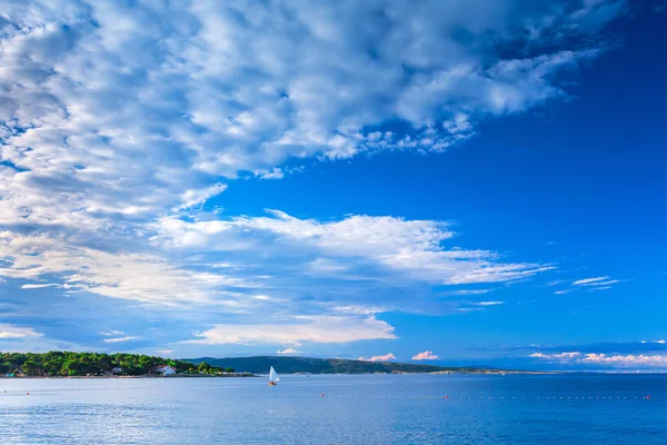 Wunderschöne romantische Sommerlandschaft mit Meerblick. Boot — Stockfoto