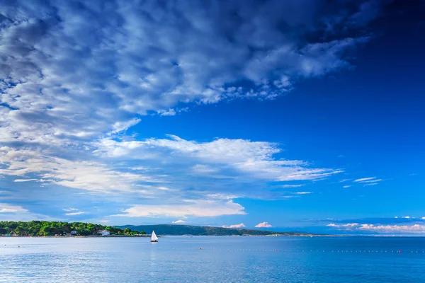 Wunderschöne romantische Sommerlandschaft mit Meerblick. Boot — Stockfoto