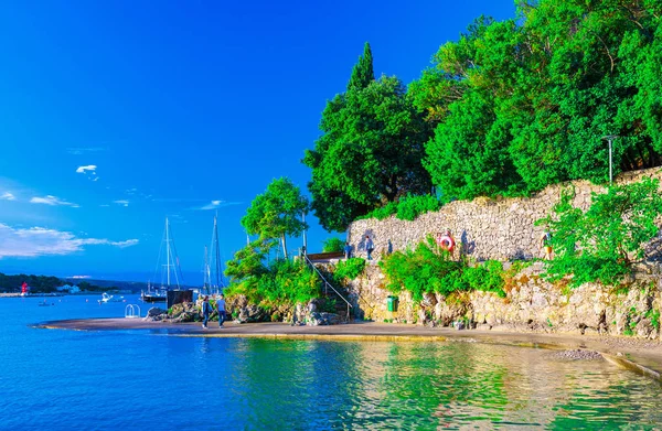 Prachtige romantische zomer landschap panorama kustlijn zee. Boot — Stockfoto