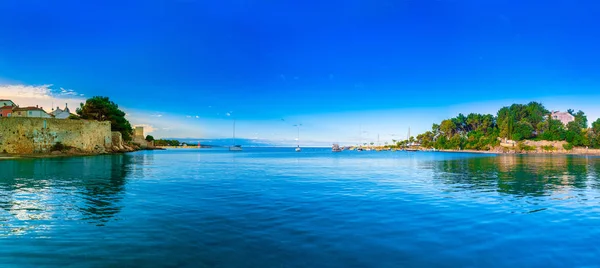 Wunderschöne romantische Sommerabend Landschaft Panorama Küste ein — Stockfoto