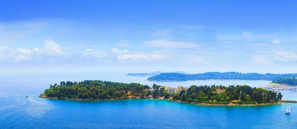 Nádherné romantické městečko na Jadranu. Zelené ostrovy v na ha — Stock fotografie