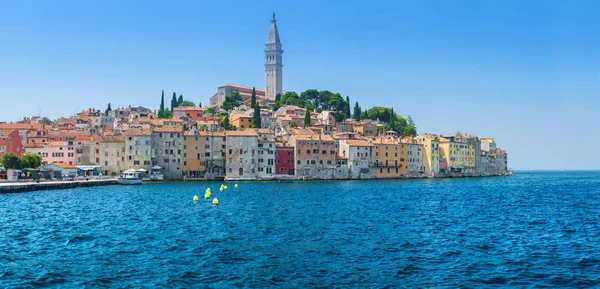 Wspaniałe romantyczne stare miasto na Morzu Adriatyckim. Łodzie i jachty w — Zdjęcie stockowe