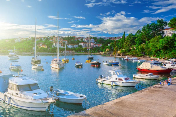 Underbara romantiska sommarkväll liggande panorama kusten A — Stockfoto