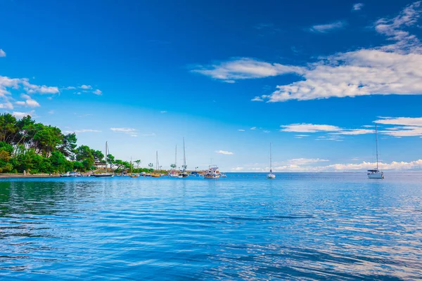 Indah romantis lanskap musim panas panorama pantai laut. Perahu — Stok Foto