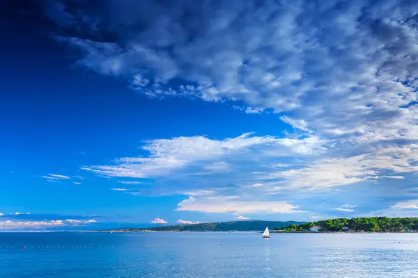 Underbar romantisk sommar landskap panorama kustlinje havet. Båt — Stockfoto