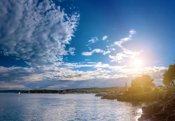 Prachtige romantische zomeravond landschap panorama kustlijn A — Stockfoto