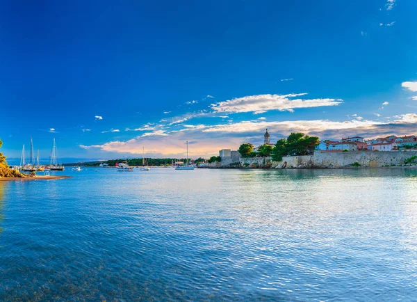 Harika romantik yaz akşam panorama kıyı şeridi A manzara — Stok fotoğraf