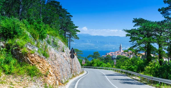 Serpentine way to wonderful romantic old town at Adriatic sea. V — Stock Photo, Image