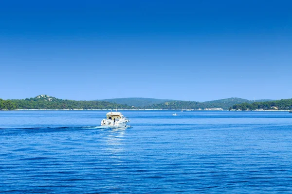 Underbar romantisk sommareftermiddag liggande kust Adriatiska — Stockfoto