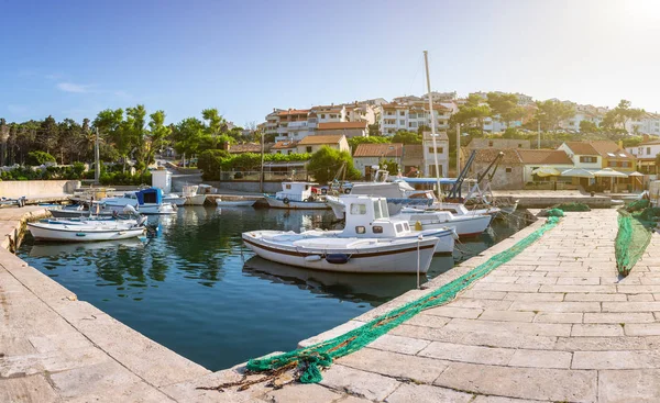 Wunderbare romantische Sommerabendlandschaft im Gegenlicht — Stockfoto