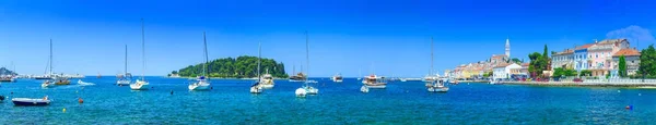 Wonderful romantic old town at Adriatic sea. Boats and yachts in — Stock Photo, Image