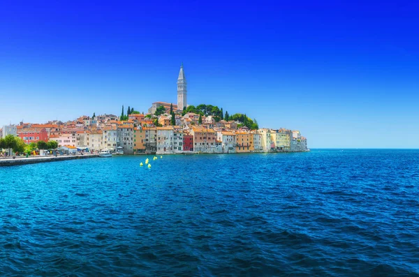 Wunderschöne romantische Altstadt an der Adria. Boote und Yachten in — Stockfoto