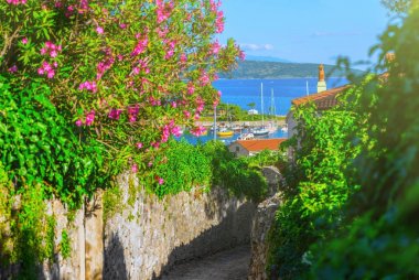 Harika romantik yaz öğleden sonra kıyı şeridi Adriyatik manzara