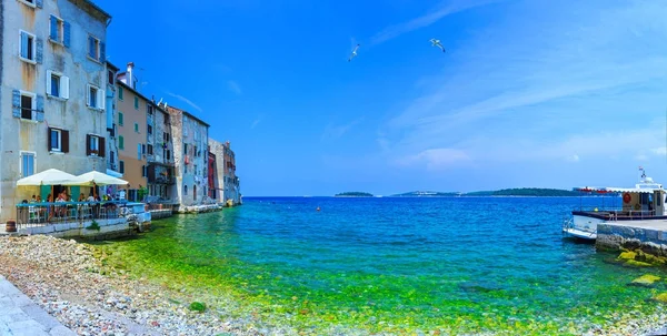 Wspaniałe romantyczne stare miasto na Morzu Adriatyckim. Stare domy w h — Zdjęcie stockowe