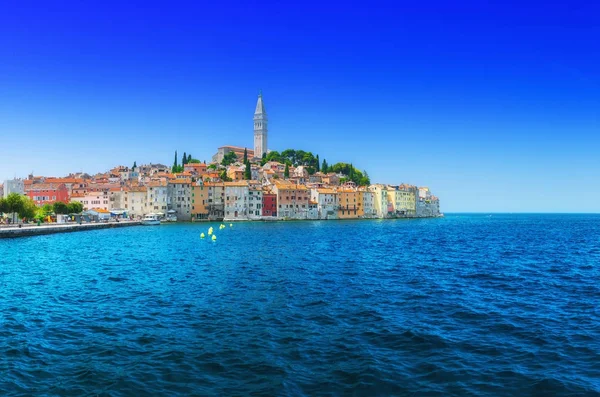 Wunderschöne romantische Altstadt an der Adria. Boote und Yachten in — Stockfoto