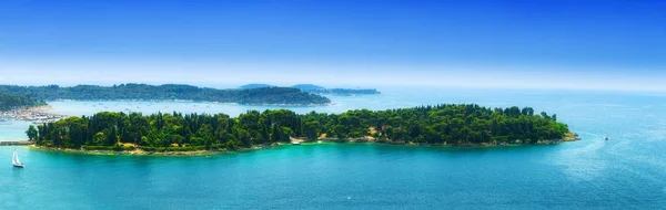 Malé souostroví v zelené ostrovy v klidné moře v teplých letních — Stock fotografie