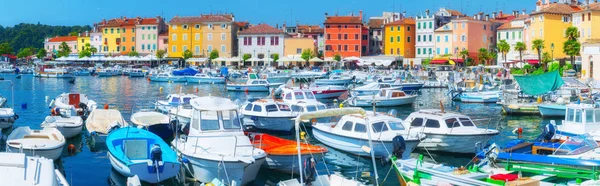 Wunderschöne romantische Altstadt am Mittelmeer. Boote und Yach — Stockfoto