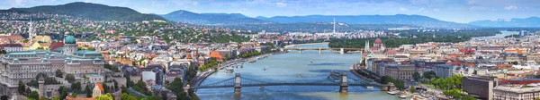 Panoramatické panorama pohled f maďarského hlavního města Budapešti — Stock fotografie