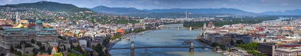 Vista panorámica del paisaje urbano de la capital húngara de Budapest f — Foto de Stock