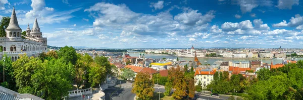 Panoramatický pohled město Budapešť z rybářské bašty na Bu — Stock fotografie