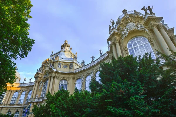 Budynek Vajdahunyad Castle(Vajdahunyad vara) w parku miejskim, — Zdjęcie stockowe