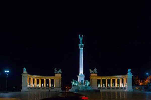 Monumento al Milenio en la Plaza de los Héroes. Desdibujado-irreconocible — Foto de Stock