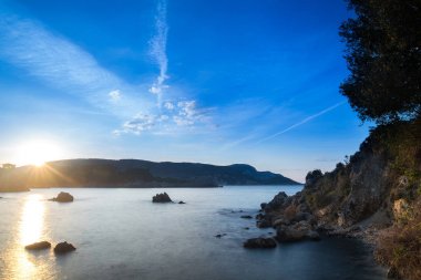 Uzun pozlama gündoğumu, deniz manzarası. Uçurumdan görünüme se