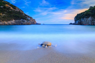 Uzun pozlama manzarası Paleokastritsa c'deki ünlü kum plaj
