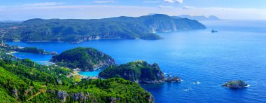 Güzel yaz panoramik deniz manzarası. Şeridinin görünüm 