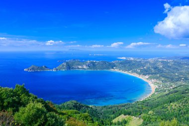 Güzel yaz panoramik deniz manzarası. Uçurumun görünümünü 