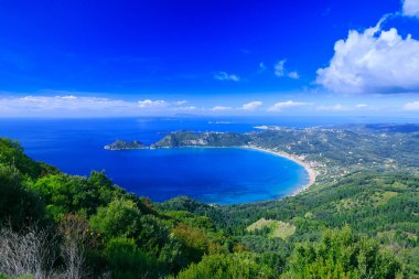 Güzel yaz panoramik deniz manzarası. Uçurumun görünümünü 