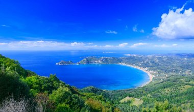 Güzel yaz panoramik deniz manzarası. Uçurumun görünümünü 
