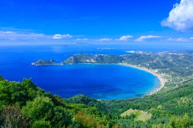 Güzel yaz panoramik deniz manzarası. Uçurumun görünümünü 