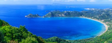 Güzel yaz panoramik deniz manzarası. Uçurumun görünümünü 