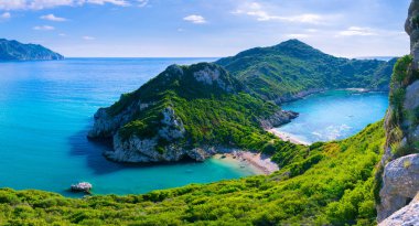Güzel yaz panoramik deniz manzarası. Uçurumun görünümünü 