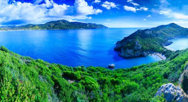 Güzel yaz panoramik deniz manzarası. Uçurumun görünümünü 