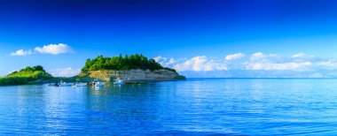 Güzel yaz panoramik deniz manzarası. Cliff calle görünümünü