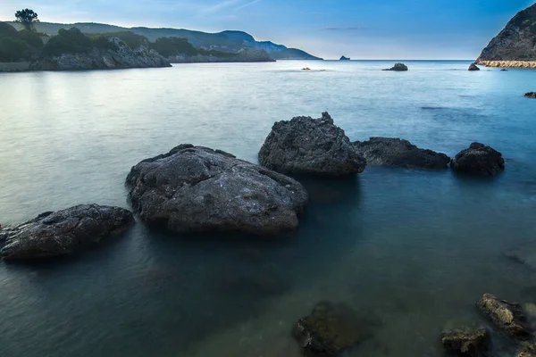 Larga exposición al paisaje marino al amanecer. Vista del acantilado en el se — Foto de Stock