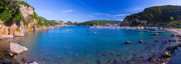 Bellissimo paesaggio marino estivo. Vista della scogliera nella — Foto Stock