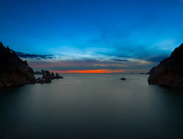 Larga exposición al paisaje marino al amanecer. Vista del acantilado en el se — Foto de Stock