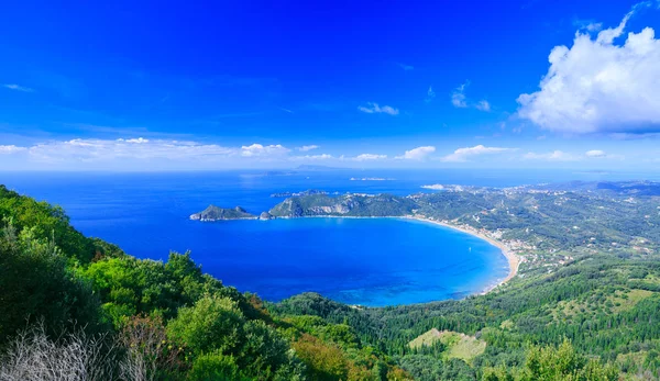 Bellissimo paesaggio marino estivo. Vista della scogliera in — Foto Stock