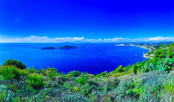 Krásné letní panoramatických scenérií. Pohled z útesu do — Stock fotografie