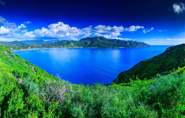 美しい夏のパノラマ風景。崖のビュー — ストック写真