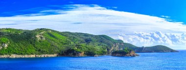 Güzel yaz panoramik deniz manzarası. Şeridinin görünüm 